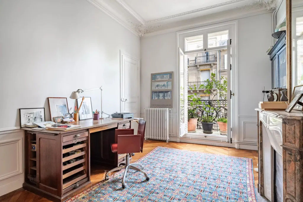 Kabinet - 3-Bed Apartment with Balcony in Paris 6th