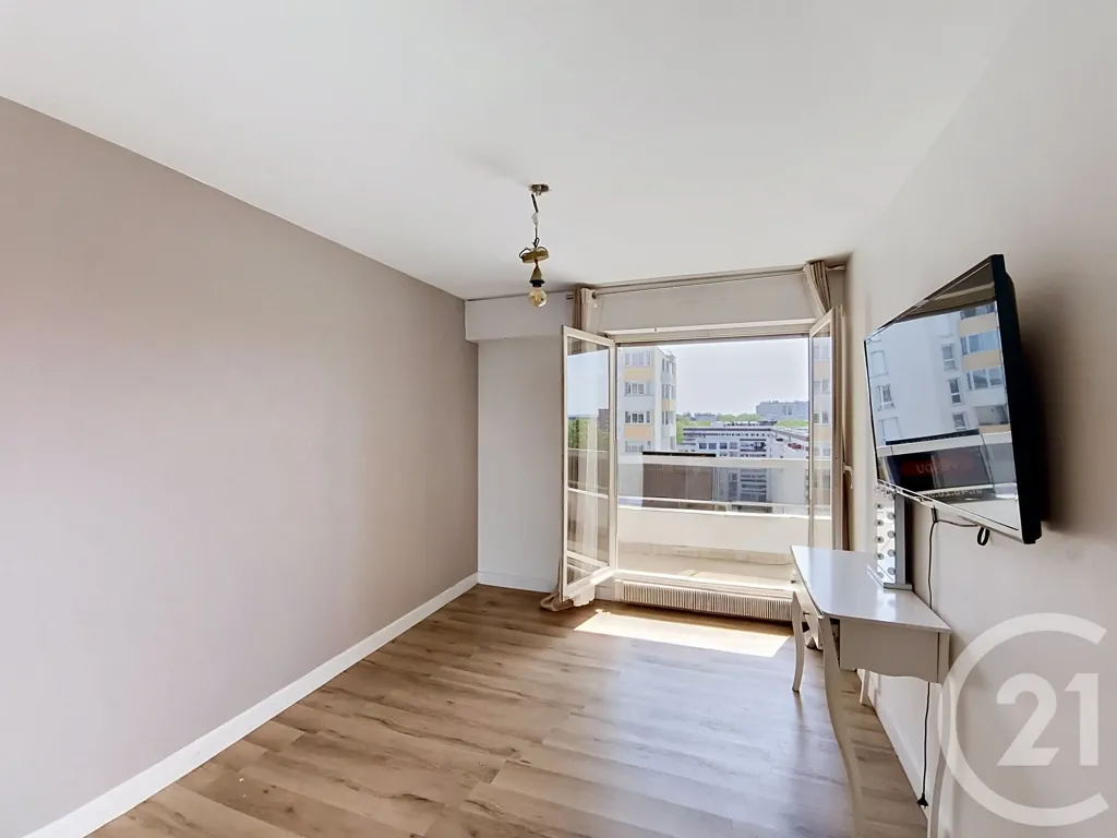 Bedrooms - Family Flat with Balcony and Parking in Saint-Denis