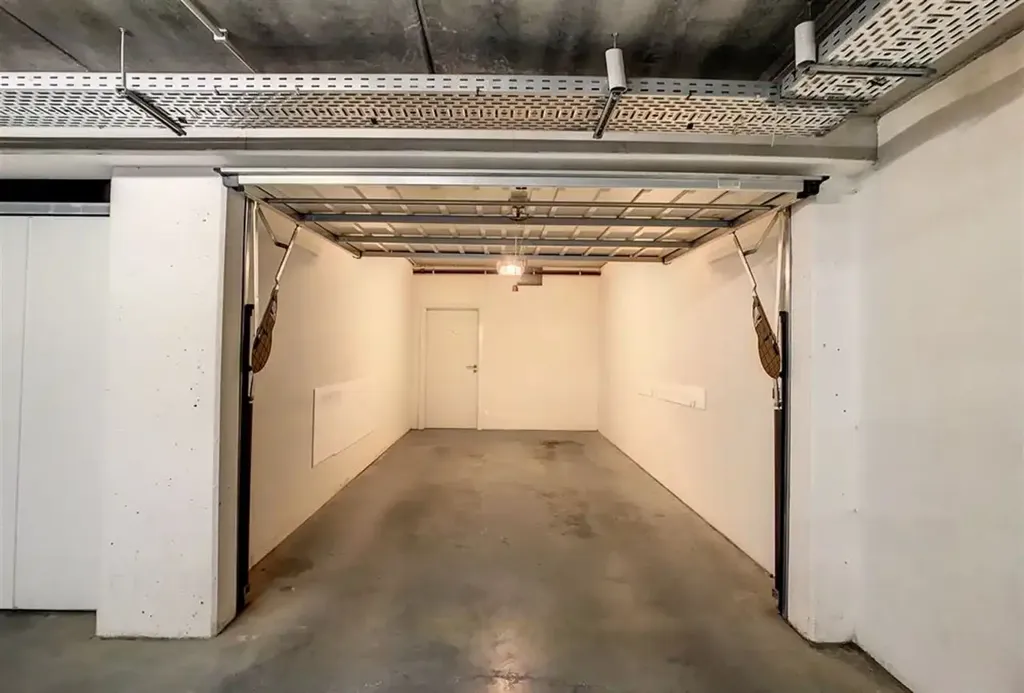 Garage - Appartement de Plain-Pied avec Jardin Privé à Ukkel