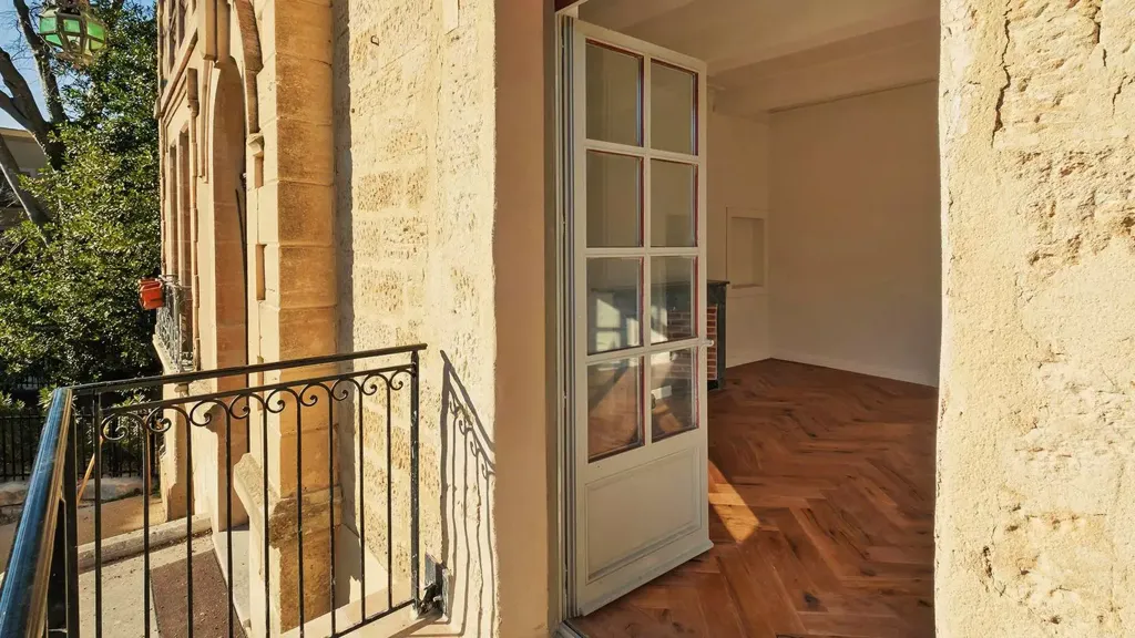 Balcony - 2-Bedroom Apartment with Balcony in Uzès