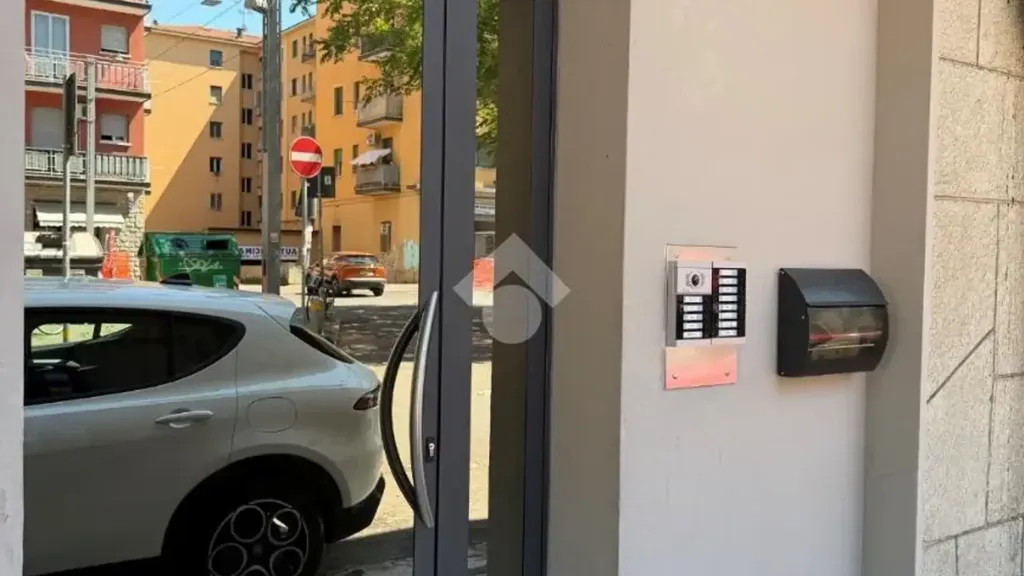 Entrée - Bright Bilocale with Balcony in Bologna