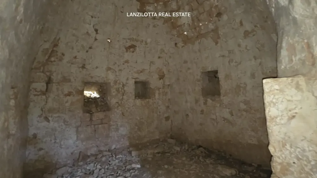 Pièces - Trullo Complex for Renovation in Cisternino