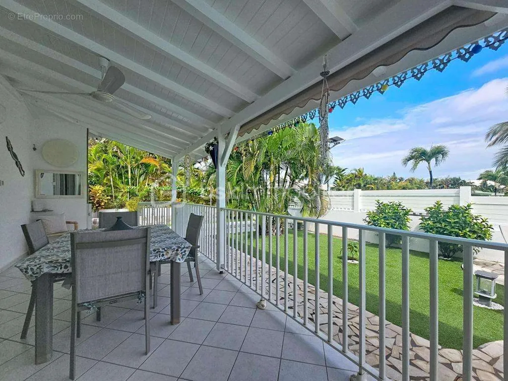 Terrasse - Villa avec Piscine et Garage dans Secteur Recherché