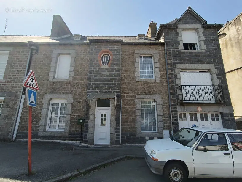 Maison 10 pièces à Rostrenen