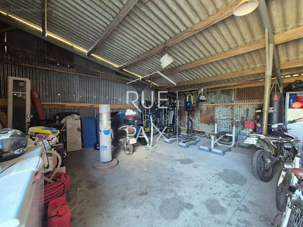 Garage - Longère avec Jardin à Beuxes, Proche de Chinon