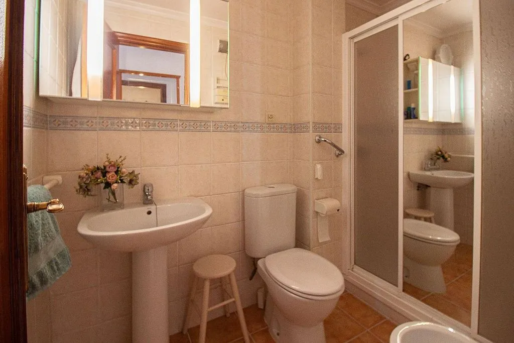 Bathrooms - Chalet with Air Conditioning in La Rinconada