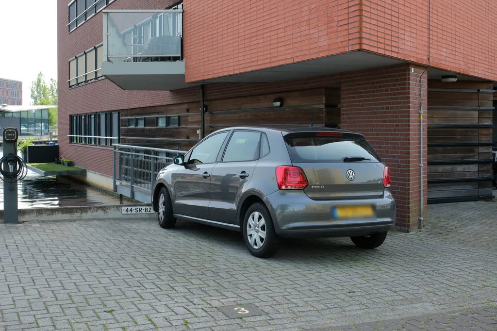Garage - Waterfront Flat with Dual Views in Almelo