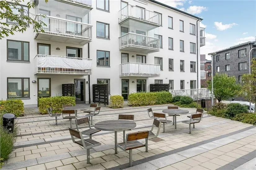 Jardin - 5th Floor Flat with Balconies in Järfälla