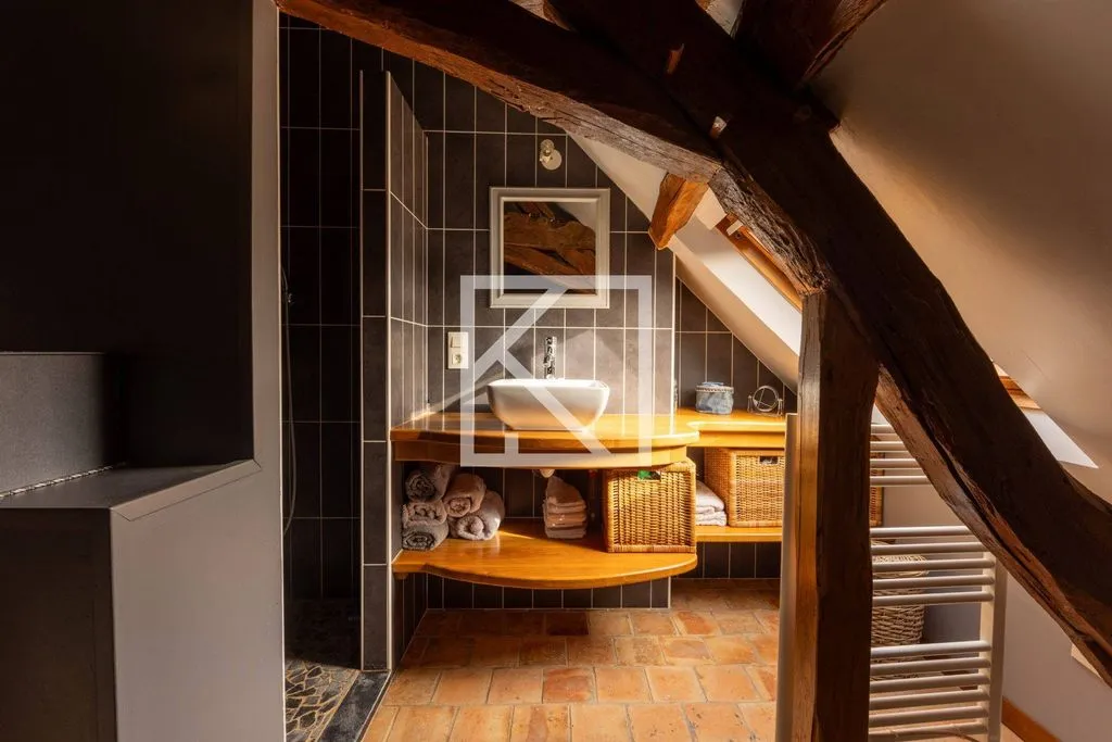 Salles de bain - Maison de Luxe avec Piscine à Chevillé