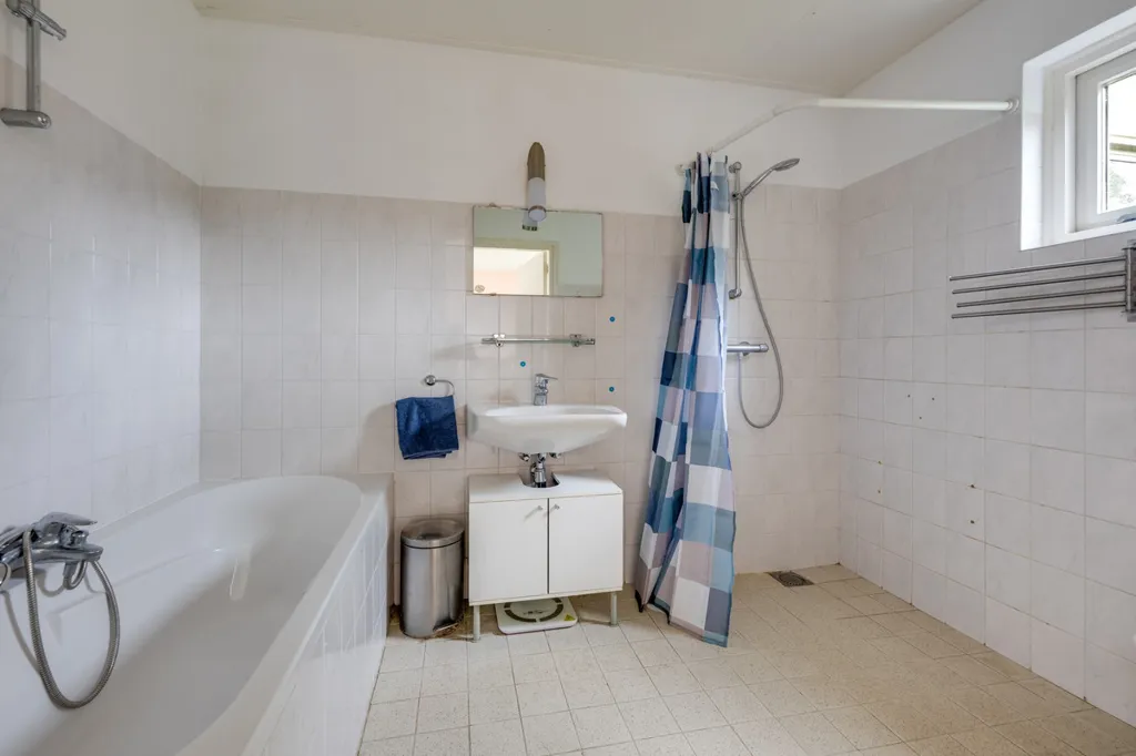 Salles de bain - Two-Storey House with Garden in Rijen