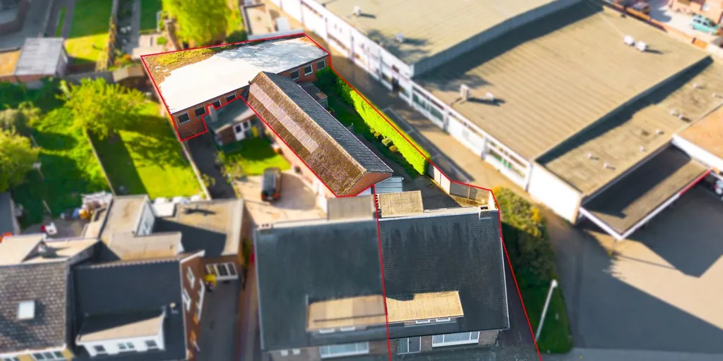 Vue aérienne - Maison avec Hangar au Centre de Mol