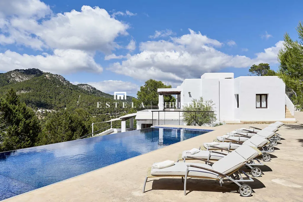 Piscine - Contemporary Villa with Pool in Es Cubells