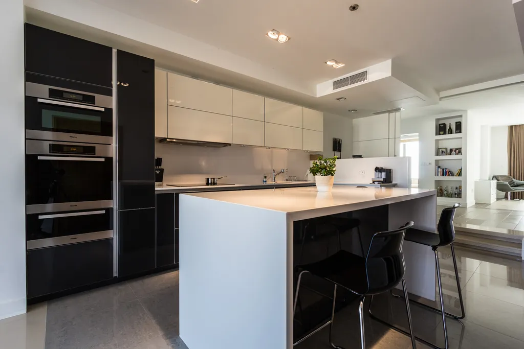 Kitchen - 3-bedroom apartment in Portomaso