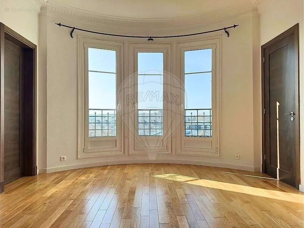 Soggiorno - Luxury Apartment with Park Access in Chantilly