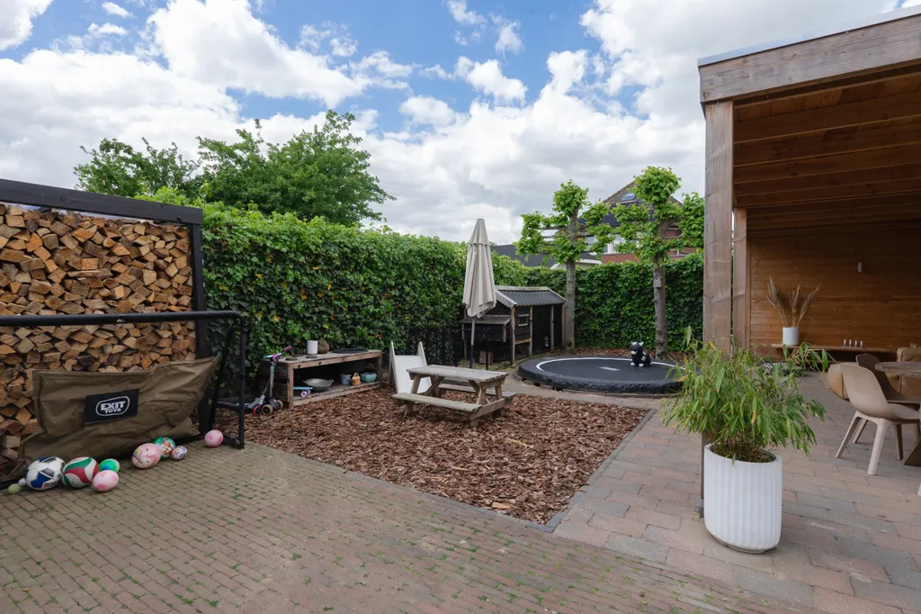 Aed - Two-Storey House with Garden in Angeren
