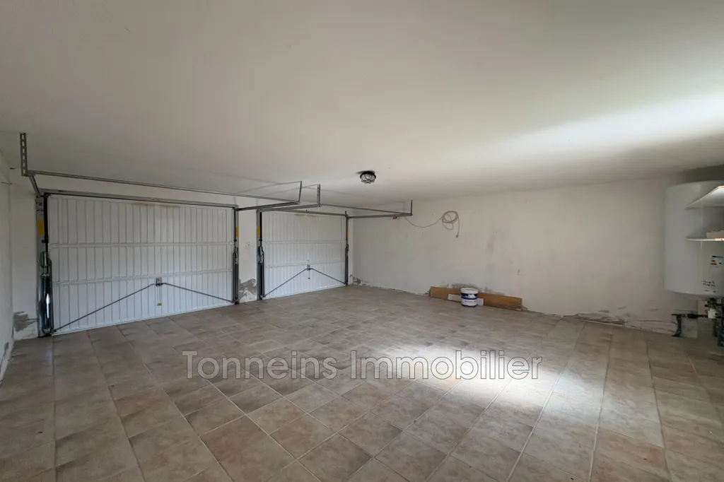 Garage - Spacious House with Garden in Tonneins