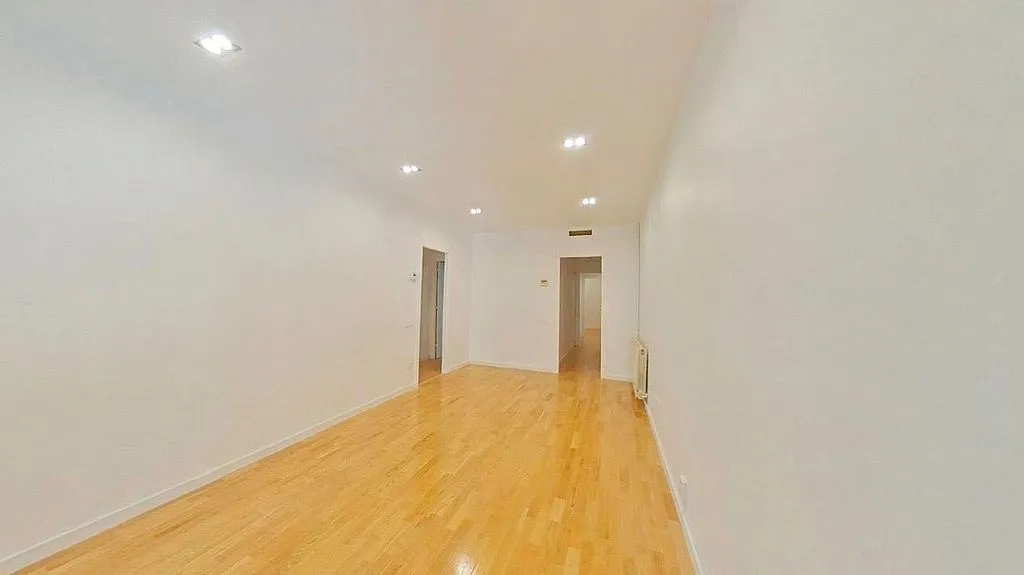 Apartment with Balcony in Sants, Barcelona