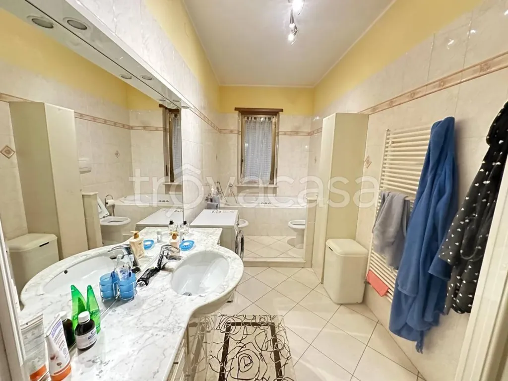 Salles de bain - Bifamiliar Villa with Private Garden in Leini