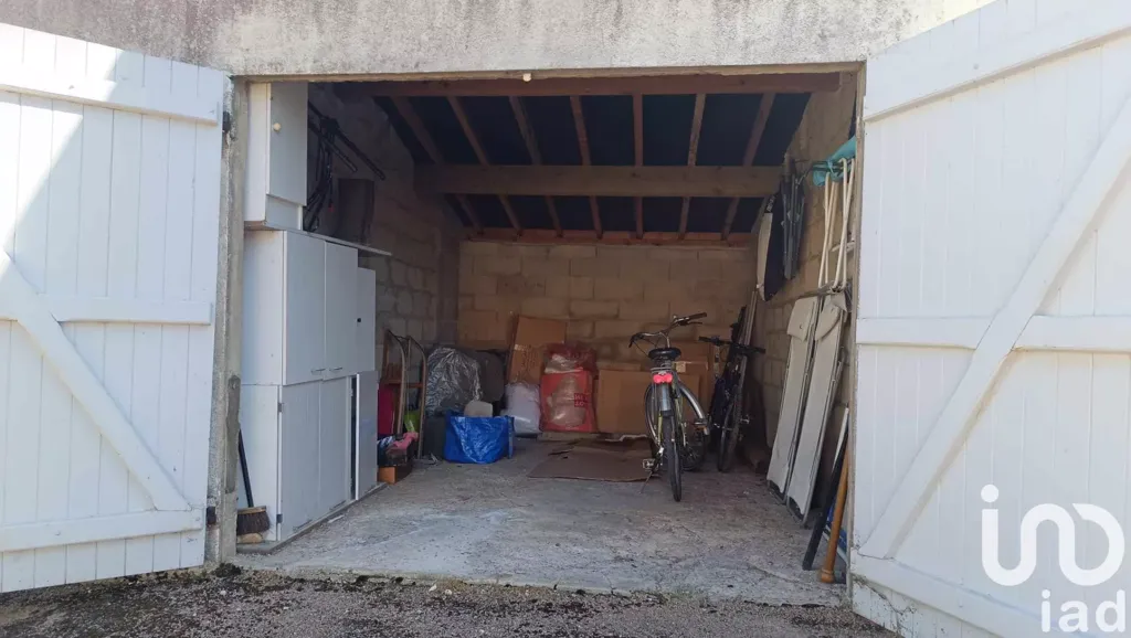 Garaaž - 4-Bed Apartment with Garage in Auxerre