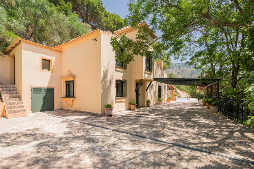Välivaade - Mediterranean Villa with Private Helipad in Ojén