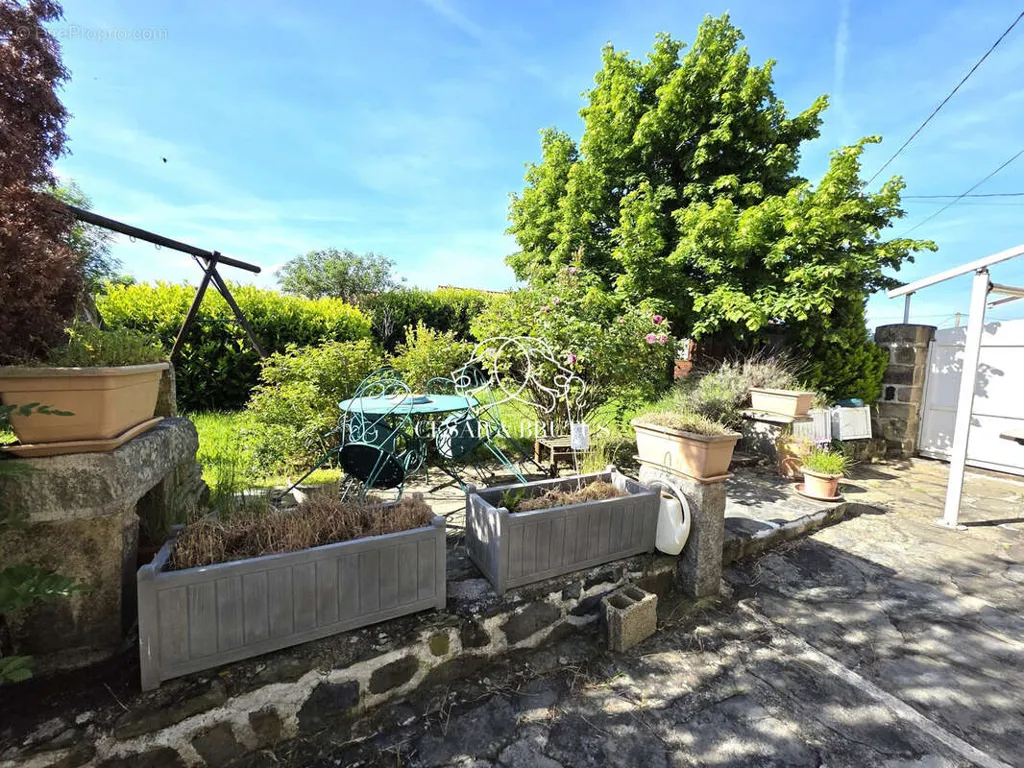 Jardin - Maison en Pierre avec Jardin à Vorey