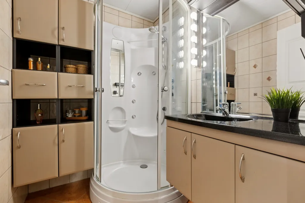 Vannitoad - 4-Bedroom Apartment with West-Facing Balcony in Trondheim