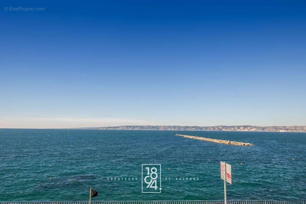 Duplex T4 avec Vue Mer Panoramique à la Corniche