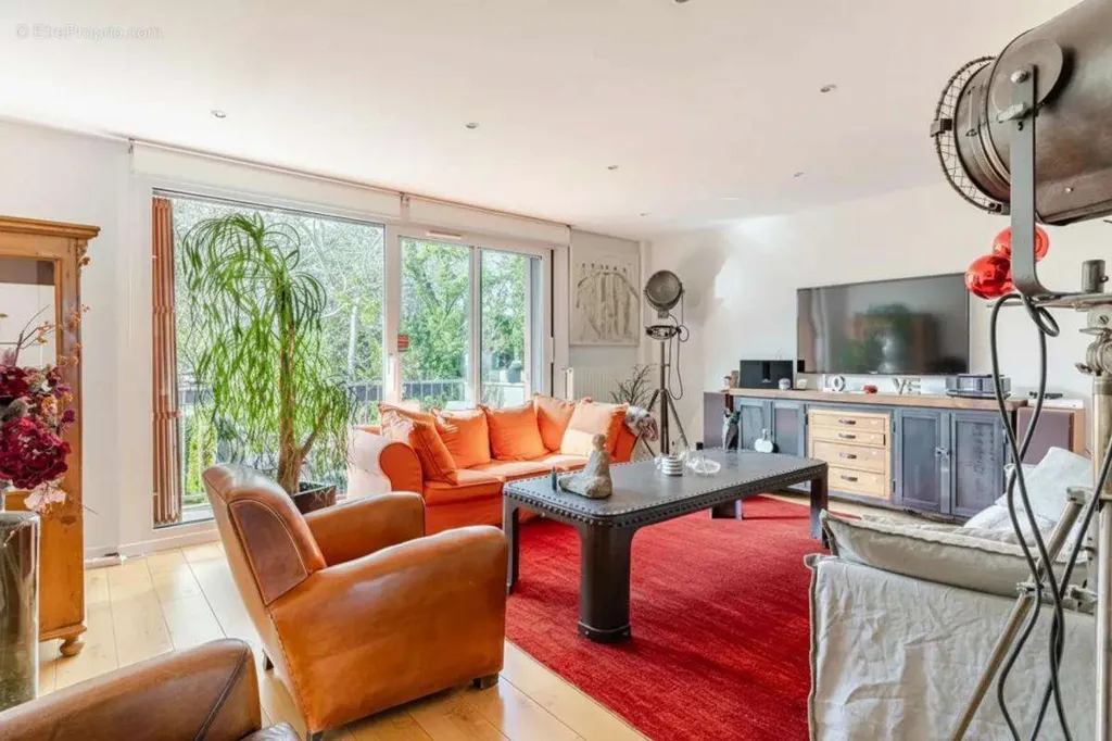 Elutuba - Bright 3-Bed Flat with Balcony in Garches