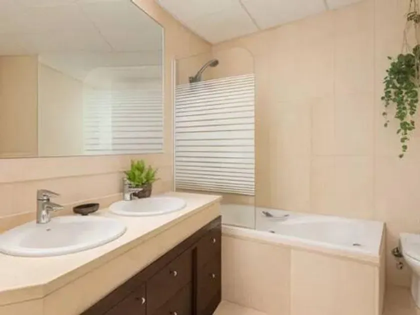 Vannitoad - 3-Bed Apartment with Terrace in Sotogrande