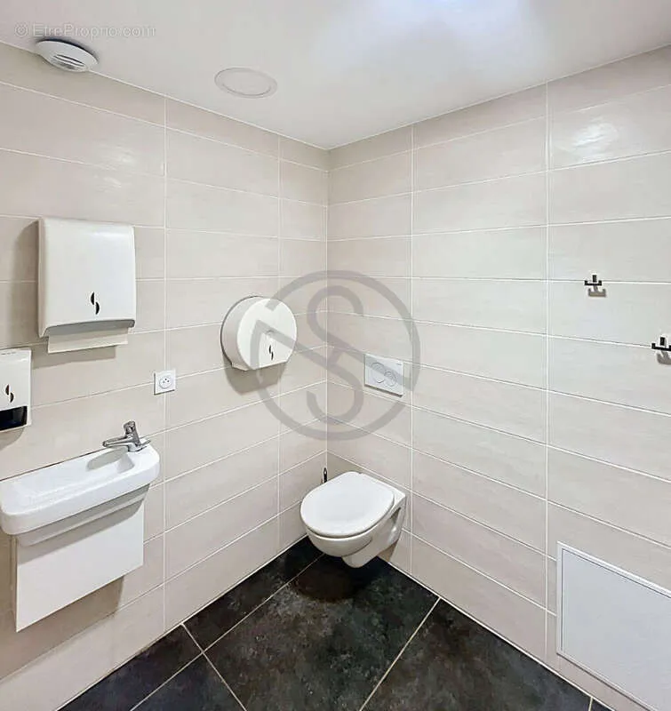 Vannitoad - Commercial Space with High Visibility in Voiron