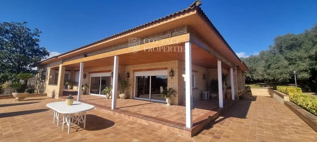 Terrass - Luxury Villa with Lake View in Pla de l'Estany