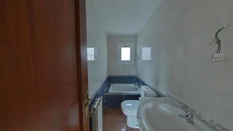 Salles de bain - Family-orientated Flat with Balcony in Mataró