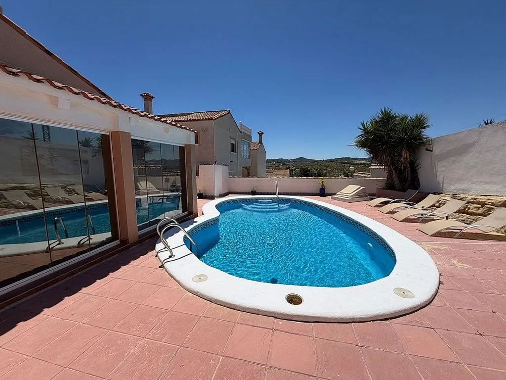 Piscine - House with Pool and Garden in Orihuela