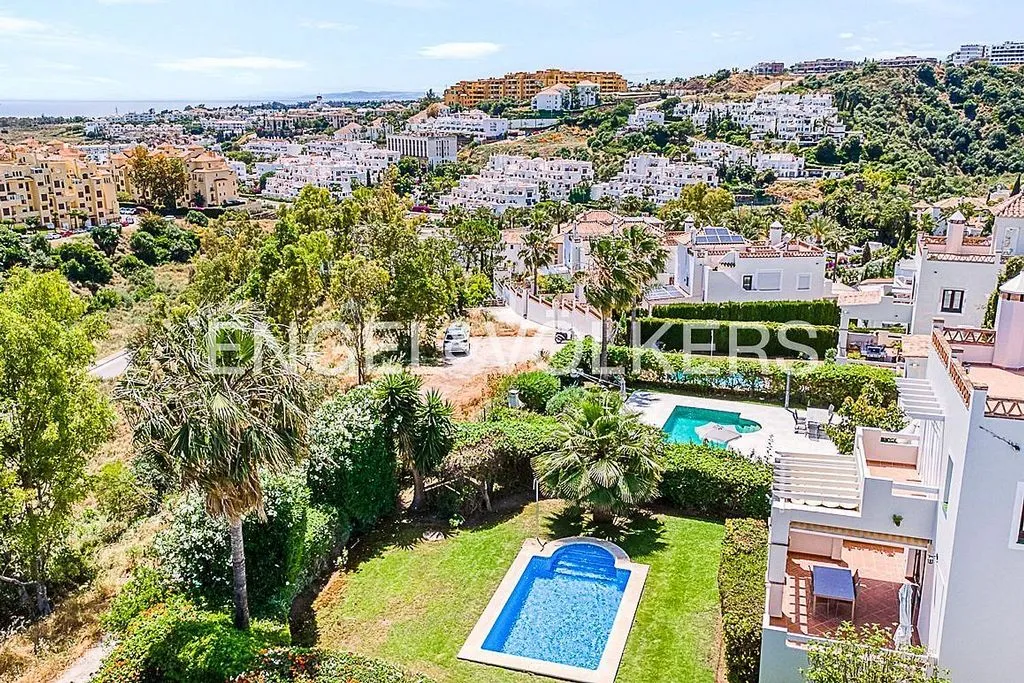Aed - Villa with Pool and Sea Views in Estepona