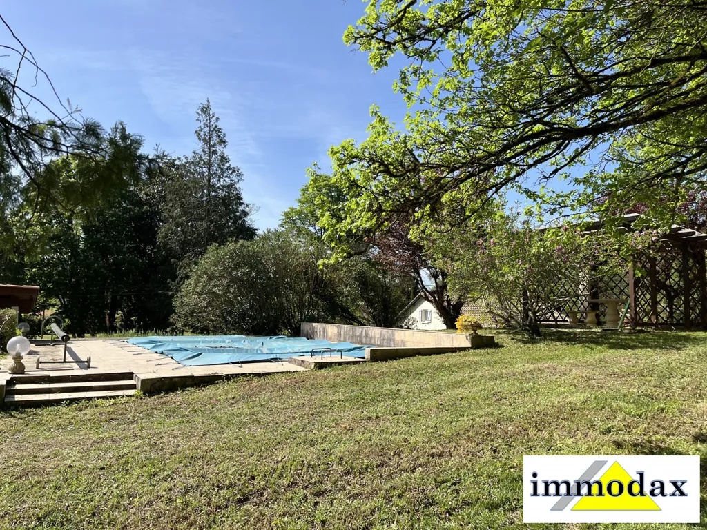 Piscine - Maison Traditionnelle avec Piscine à Mimbaste