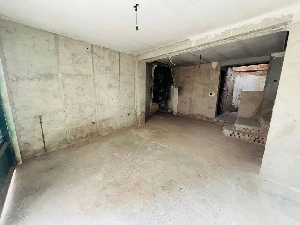 Pièces - Semi-detached House for Renovation in Calicasas
