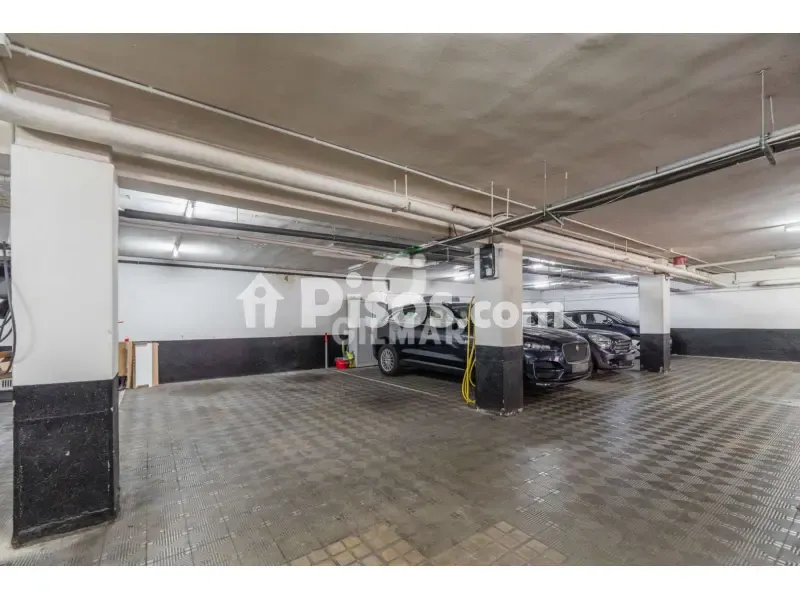 Garage - Luxury Apartment with Pool in Chamartín