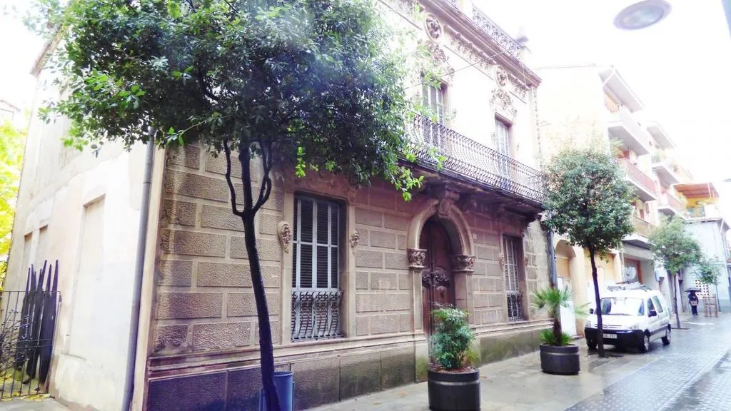 Välivaade - Modernist Building with Terrace in Olot