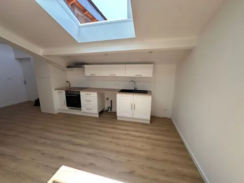 Pièces - Appartement Rénové avec Bureau à Paris