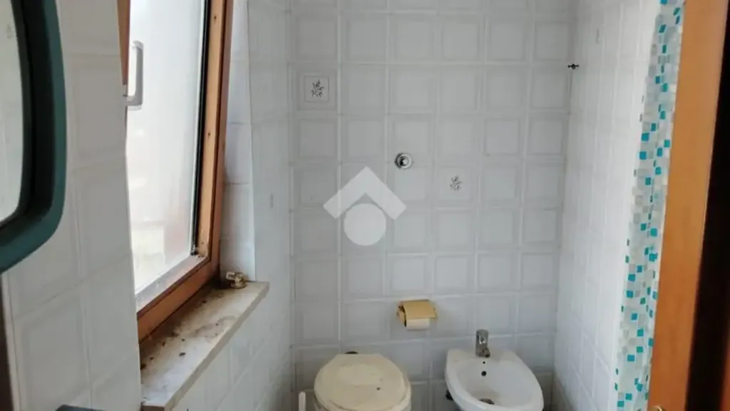 Salles de bain - Armed 2-Bedroom Apartment with Balcony in Atripalda