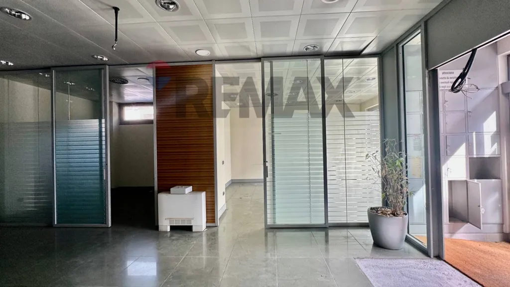 Esik - Commercial Space with 3 Vitrines in Riccione
