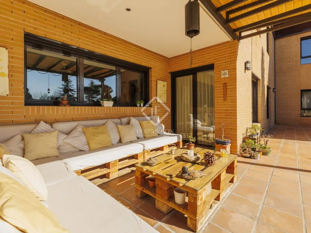 Terrazza - Corner Villa with Pool in Valdecabañas, Boadilla del Monte