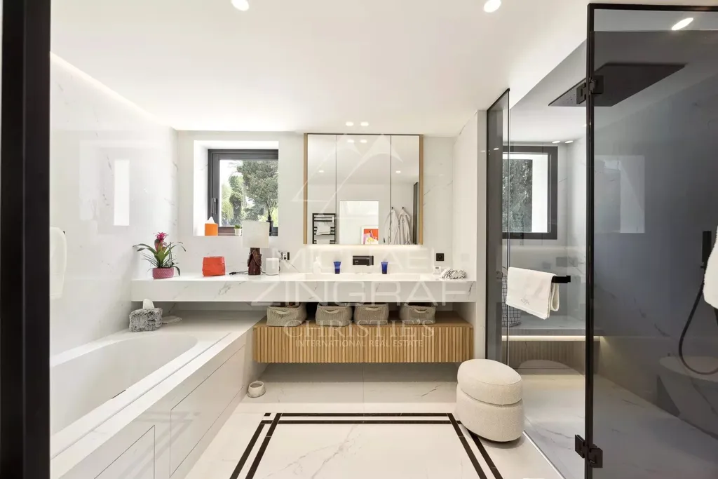Salles de bain - Villa de luxe avec vue mer à Cannes