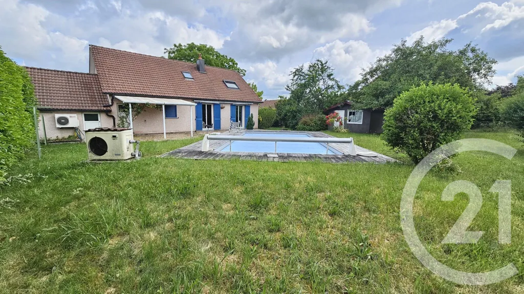 Jardin - Maison avec Piscine à Mamirolle