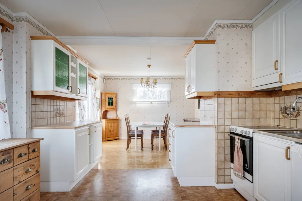 Cuisine - Charming Villa with Rustic Lounge in Karlbo