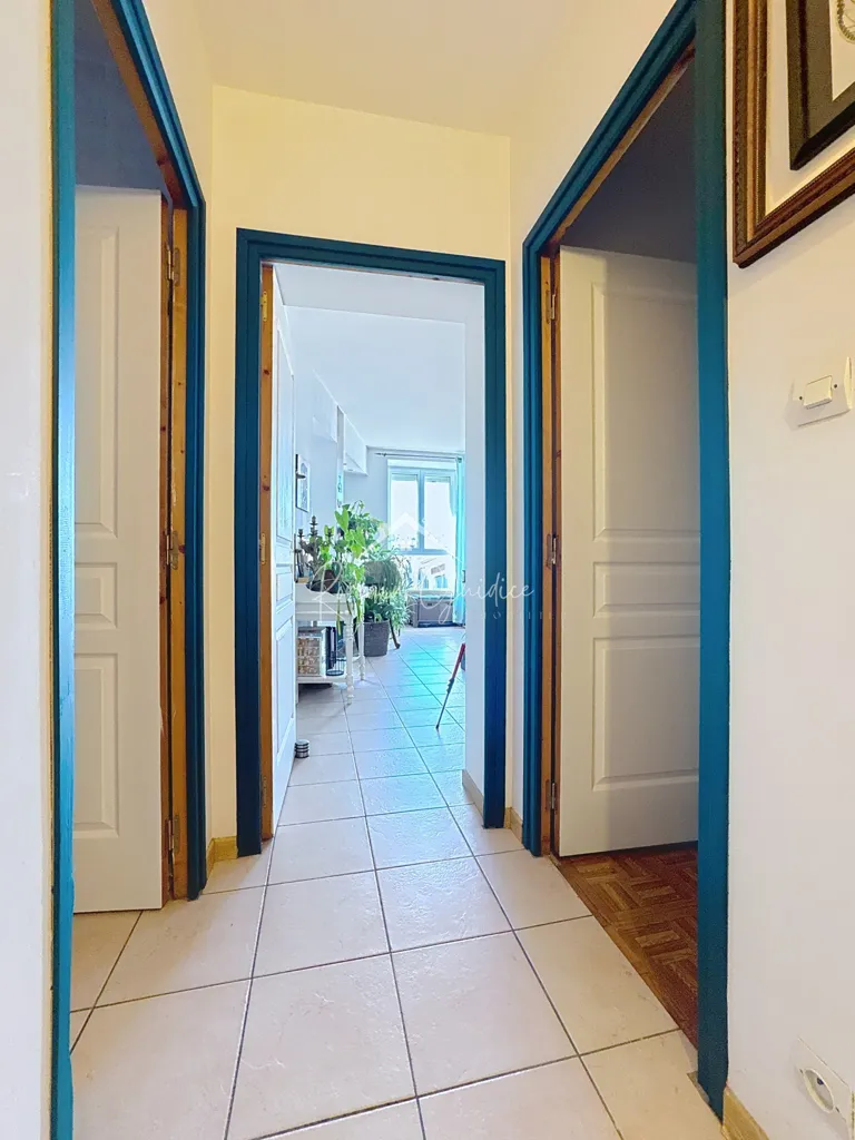 Entrée - Appartement T4 avec Vue Dégagée en Centre-ville de Millau