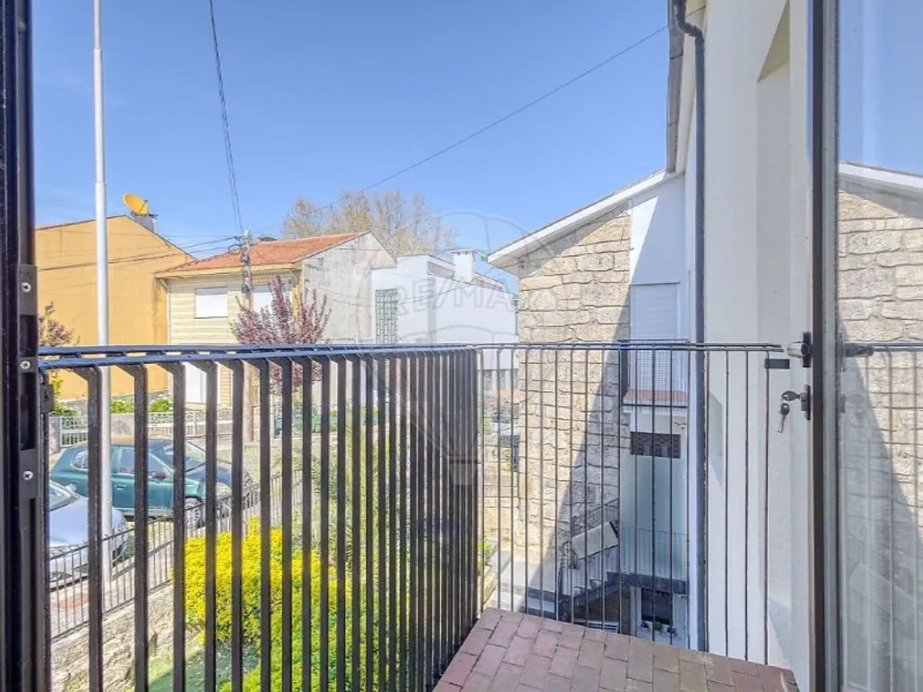 Balcon - Rehabilitated Bi-Family House in Matosinhos