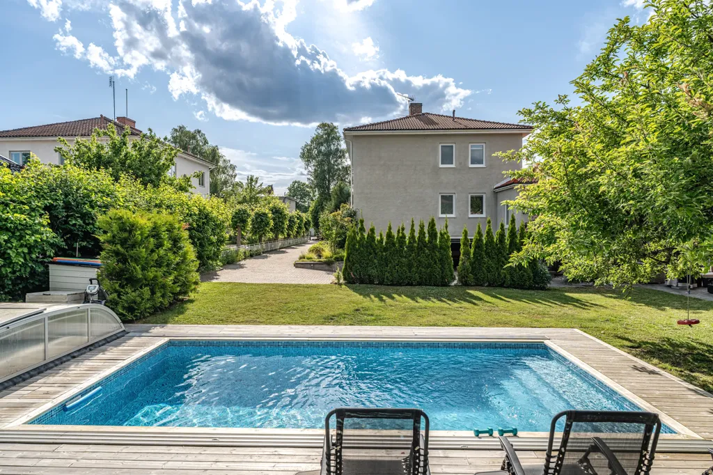 Bassein - Representative Villa with Pool in Edsviken, Sollentuna
