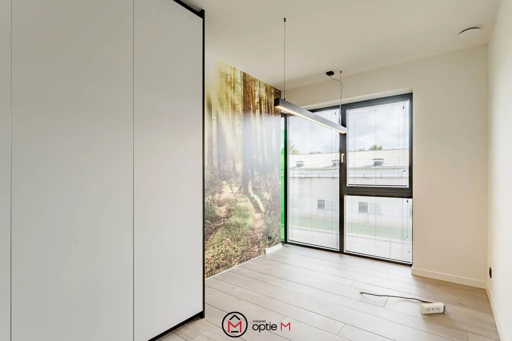 Esik - Eco-Friendly KMO Unit with Solar Panels in Heusden