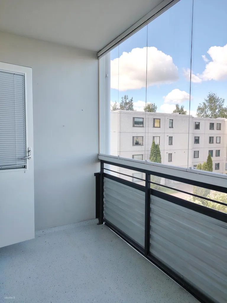 Balcon - 3-Bedroom Apartment with Balcony in Central Location